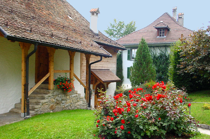 Church entrance and vicarage / Photo: Heinz Rieder