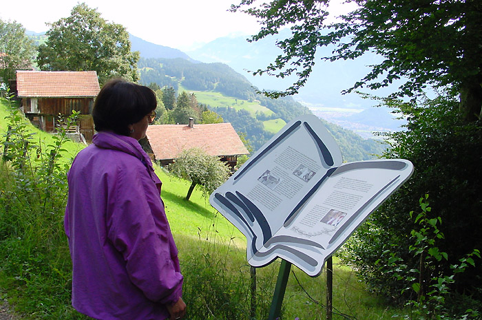 The tablets inform about the stations of his oeuvre /  Photo: Heinz Rieder