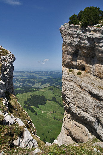 Felsspalt mit Durchblick ins Emmental / Foto: Fritz Bieri