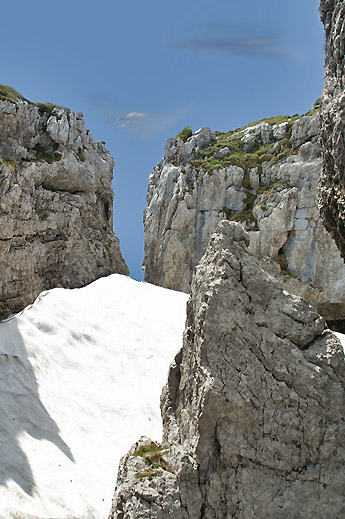 Felsspalt mit Durchblick ins Emmental / Foto: Fritz Bieri