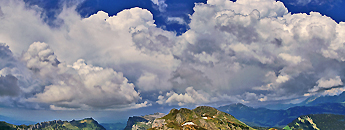 » Wolkenbilder im Gebiet Niederhorn-Justistal / Foto: F.Bieri
